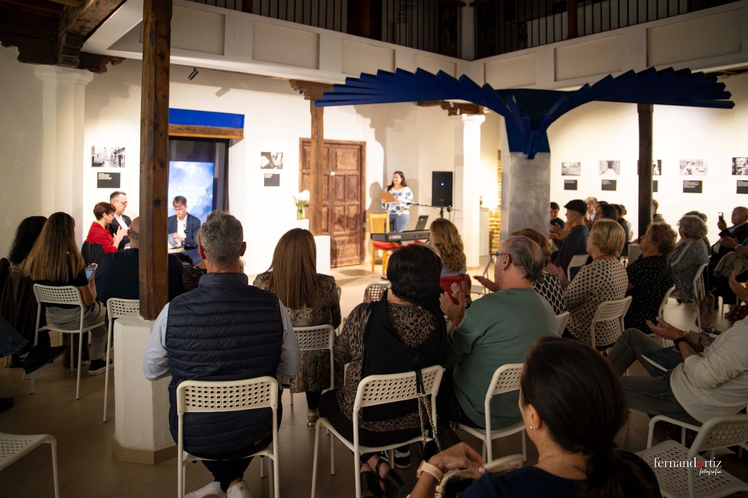 Público aplaudiendo durante la presentación en el patio del Guil Cultural Contemporáneo